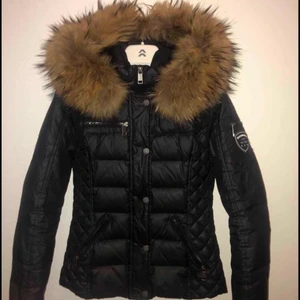 Rock and Blue Jacka, Vinter jacka - Säljer nu min gamla vinterjacka som tyvärr blivit för liten för mig. Storlek 32 som motsvarar xs men även passar mig som är en S. Har ett litet hål i innerfickan som jag inte upplevt till något värre besvär. Jätte skön och varm som passar bra till vintern, jätte fin passform. Köpt för 3500kr. I bra skick. Äkta rävpäls och har även 2 andra fuskpäls till de intresserade! Kontakta mig om ni vill ha fler bilder eller andra frågor.  Pris kan diskuteras vid snabba köp! Köparen står för frakt!💞