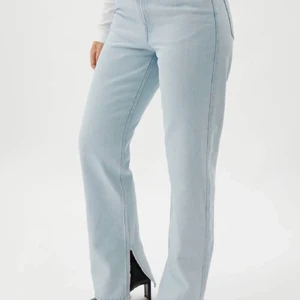 Weekday Rowe Split Jeans - Endast använda en gång men tyvärr lite för stora för mig! Frakt tillkommer