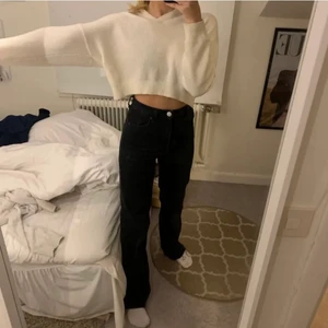 full length jeans zara - Ett par full length jeans från zara i svart! Storlek 32 men jag kan ha dem som en 36:a så stora i storleken! Dem går ner till hälen på mig som är 165 cm lång och går att klippa för att passa just dig! 💞 Bud från 150, Pris kan alltid diskuteras!