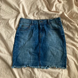 Jeans kjol - Minns inte vart denna är köpt. Men den är i bra skick, har använt den typ 3 gånger. Super skön och stretchigt material. Jag betalar tyvärr inte frakten.