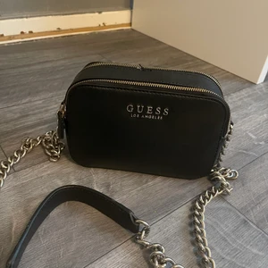 Guess väska - Knappt använd 