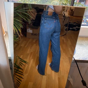 Levis High loose  - Jättefina Levis High loose, en lös modell med hög midja. Superbra skick, kommer tyvärr inte till användning. Nypris 1299kr. Köparen står för frakt 💫