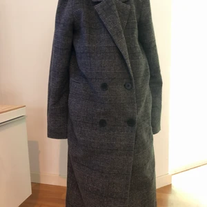 Lång kappa i ullblandning - Säljer min fina kappa från Monki. Fint skick. Ullblandning. Sidofickor. Varm och skön.