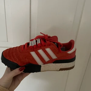 Adidas x Alexander Wang - Sköna skor och bra skick. Köpta för 2500. Hör gärna av er vid frågor så svarar jag!! Använda fåtal gånger🤍