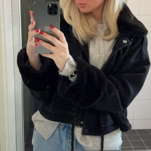 Svart jeans jacka med päls - Jag säljer min svarta jeans jacka från Missguided, anledning är för att jag inte använder den längre. Nypris 700kr, inga tecken på användning finns. 