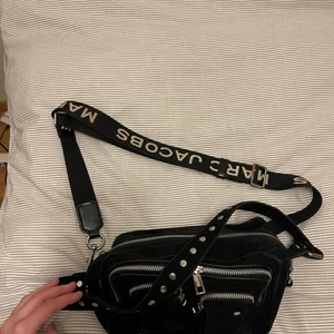 Nunoo - Säljer min nunoo bag med avtagbart marc jacobs band. 400kr för bandet och 500kr för väskan.