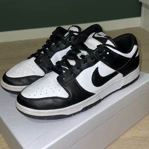 Nike dunks - Hej Säljer mina Nike dunks i storlek 42,5 som jag använt ungefär 5 gånger under sommaren. Jag köpte dom från restocks för 2800kr. Skick 8/10