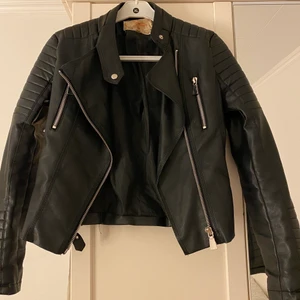 Skinnjacka  - Svart skinnjacka, är i väldigt bra skick. Har bara använt den några gånger. Är i storlek 38.