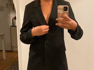 Svart kavaj - Säljer en svart kavaj från Hm som jag aldrig använt, med prislappen kvar