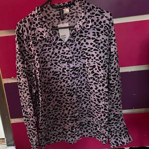 Ljuslila skjorta med leopardmönster. Storlek 46, köpt på H&M. Endast testad. 💌Frakten är baserad på frimärken. Önskas postnords egna paket löser vi det. 🎈
