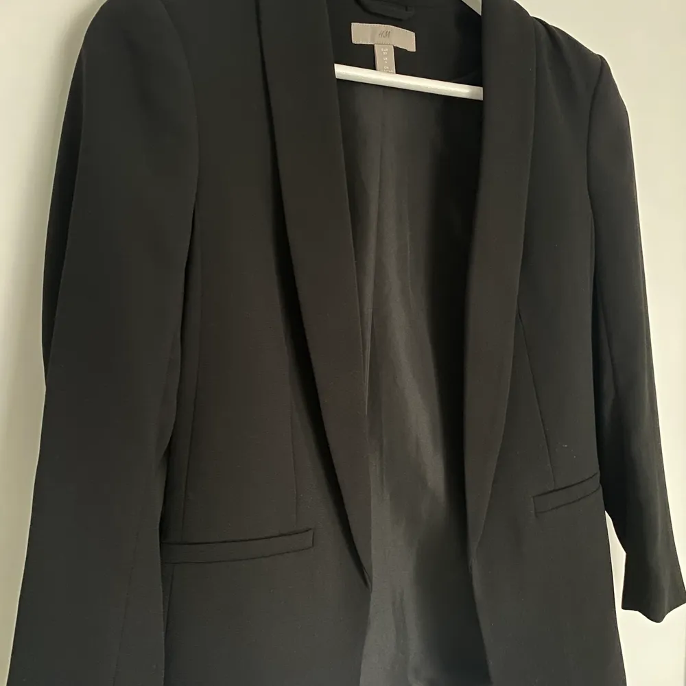 En enkel svart kavaj från H&M. Säljer pga att den har blivit för liten, den är helt oanvänd och som ny. 🥰. Kostymer.