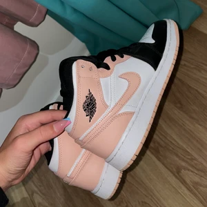 Air Jordan 1 Mid - säljer mina älskade Air Jordan 1 Mid i storlek 36! De köptes i somras för 2119kr, men tyvärr beställde jag dem i fel storlek och därför hade jag dem bara några gånger. De ser ut som nya och är i utmärkt skick! ✨🤍