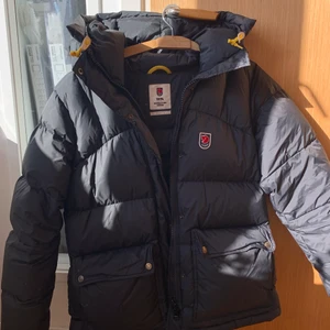 Svart Fjällräven jacka  - 💕INTRESSEKOLL💕 på min fina fjällräven jacka då jag är sugen på en ny färg, inköpt i vintras så är endast använd en säsong,är helt i nyskick, inte en skråma! storlek L eftersom storlekarna är ganska små, sitter perfekt på mig som är 172! Varken för stor eller liten. Skriv vid intresse! 💕NYPRIS: 6000💕byter gärna mot en ljusblå!💕 HÖGSTA BUD: 4000🥰