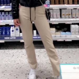 Beiga läderbyxor  - Säljer mina beiga fusk-läderbyxor i storlek S då de blivit för stora. Sitter verkligen jättefint! De är sydda i en söm på sidan men inget som syns. Säljer för 199kr+ frakt💓 