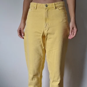 Gula jeans, Monki (strl 27) - Gula jeans från Monki i storlek 27 (passform baggy, boyfriend, loose). 100% bomull, Taiki, high waist, balloon leg. Jättefint skick, använda nån enstaka gång, då de tyvärr är lite för stora för mig