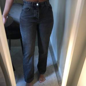 Gråa jeans från PULL&BEAR✨ Storlek 36, Passar till storlek XS och S (Jag är cirka 169cm)
