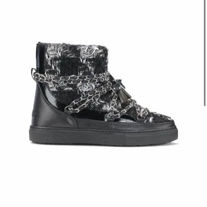 Inuikii skor - Använda fåtal gånger, välldigt bra skick! Jag har storlek 40 och dem sitter bra på mig! Dem har även en extra sula som du kan få med om du vill💕