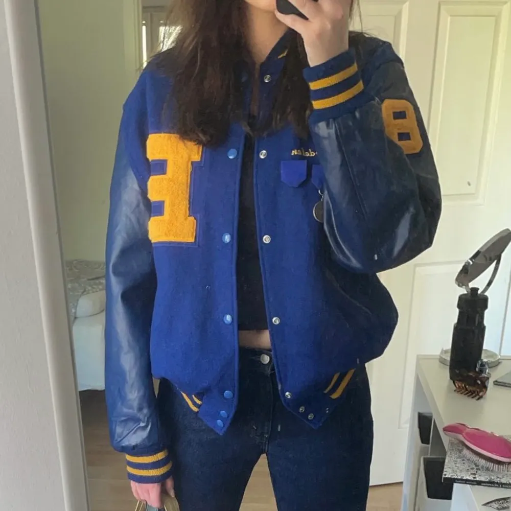 Säljer min college jacka som jag köpte från en vintage sida på instagram. Den är i storlek L. Jackor.