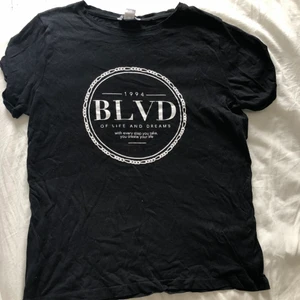 T-shirt - Söt tshirt som är för liten för mig storlek xs 