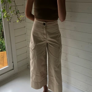 Monki byxor storlek 32 - Vida beiga byxor med fickor storlek 32/XXS-XS! I gott skick