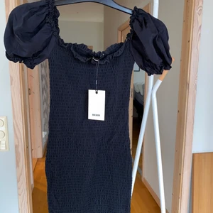 Klänning - Svart klänning från Bikbok, helt oanvänd i storlek xs❤️