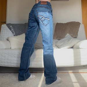 Red Pepper Jeans - Säljer dessa coola jeans med ett coolt broderi på bakfickorna! Storleken som står är US:36 (ca M-L)❤️ 90cm midja och 84cm innerbenslängd! Jag på bilderna är 172cm lång och brukar ha storlek 38/W28/S-M💗