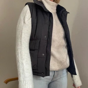 Väst från Everest  - Säljer en väst från märket Everest. Storleken är 158, dock passar den på mig som är S/M (kanske lite tajtare och inte oversized då). Annars i bra skick. Frakt tillkommer 