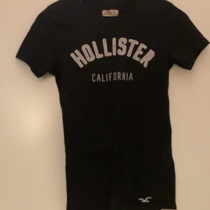 T-shirt  - En svart T-shirt från hollister storlek xs kommer inte till användning är i ett gott skick säljes för 40kr