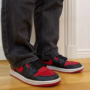 Air jordan 1 mid banned - Ett par knappt använda röda air jordan 1 mid banned. Boxen tillkommer.❤️