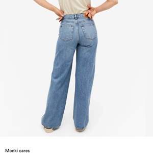 Super snygga jeans från monki. Modellen Yoko. Är för stora för mig och kommer därför inte till användning. Köparen står för frakt. Jeansen passar dig som är 160/165