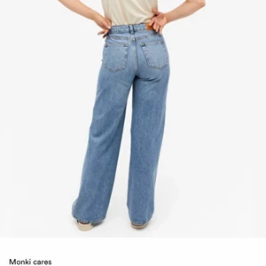 Jeans  - Super snygga jeans från monki. Modellen Yoko. Är för stora för mig och kommer därför inte till användning. Köparen står för frakt. Jeansen passar dig som är 160/165