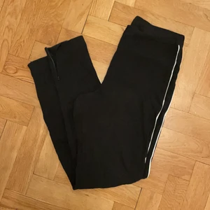 Byxor från malene Birger  - Svarta byxor med vita detaljer från Malene birger. Stl. 40. Dragkedja i benen samt baktill på byxan. Använt fåtal gånger, fint skick. 