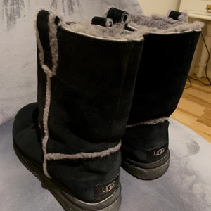 Uggs - Säljer mina UGGs i storlek 39. De är använda en säsong men i väldigt fint skick! Svarta med grå insida och gråa detaljer. Köpta för 2000kr💓