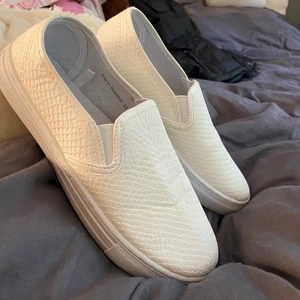 Slipons  - Säljer helt oanvända slipin skor som är köpta på nelly.com för ca 300kr. De är i storlek 36 men är stora i storleken så passar nog en 37 bättre. Frakt tillkommer 66kr. 💖