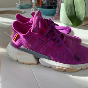 Adidas sneakers  - Säljer dessa Adidas sneaker, dem är i bra skick och endast använda några gånger. Storlek 40