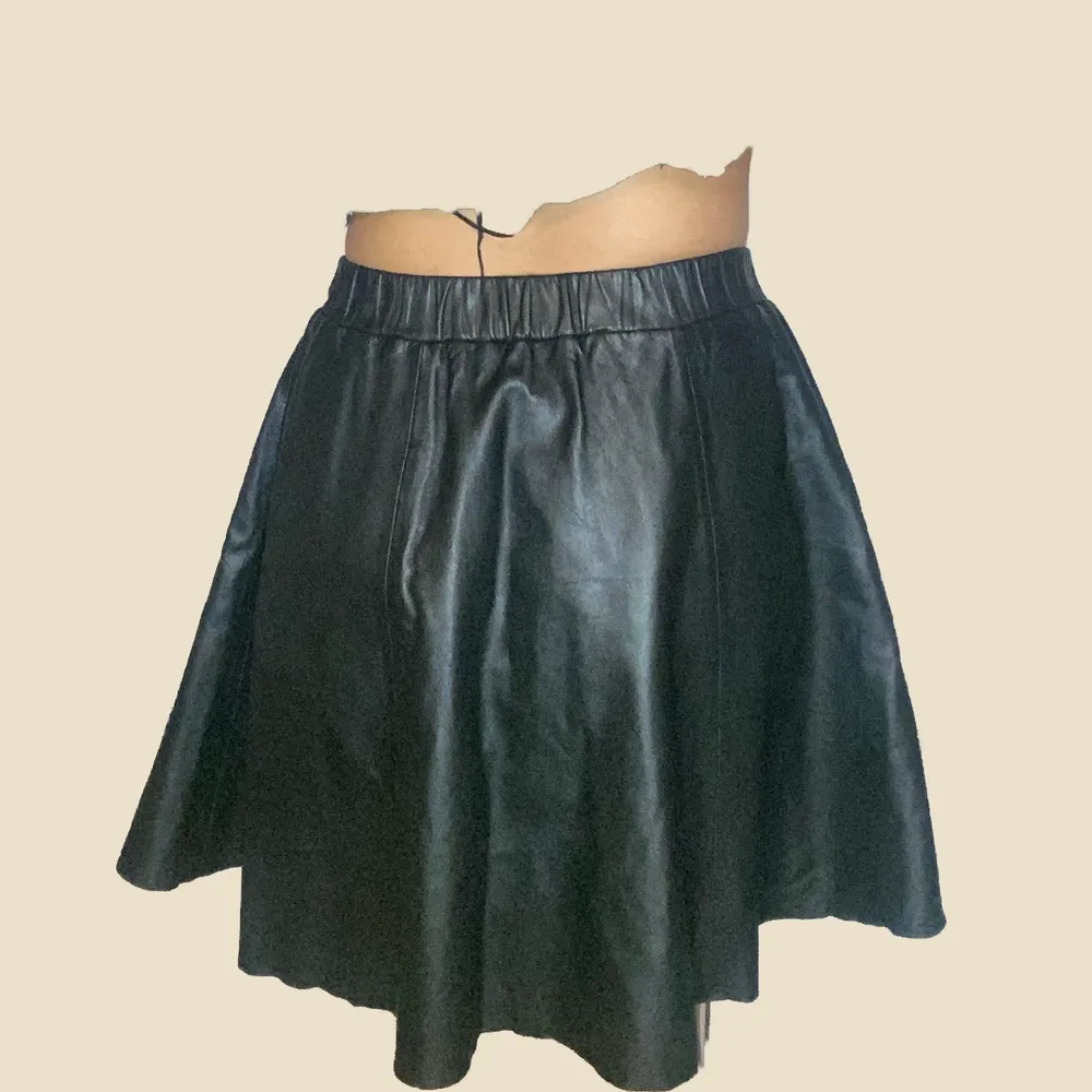 Selling this black leather skirt, with stretchy belt and cond. 9/10 . Kjolar.