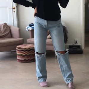 Jeans! - Säljer mina älskade jeans från Gina som har varit så populära! Så snygga med hål på knäna och straight fit! 