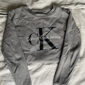 Calvin klein tjocktröja  - Tjocktröja från Ck jeans (äkta såklart), storlek XS men passar lätt en S eller en liten M. Använd max 5 gånger. Pris kan gå ner vid snabbköp💖