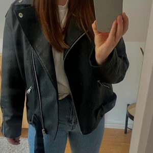 Oversized Boyfriend Biker Jacket - Oversized skinnjacka från Missguided. 🖤 Inget större intresse av att ha kvar den så därmed säljs den vidare. I mycket gott skick! Köparen står för frakt - jag ansvarar ej för postens slarv. 