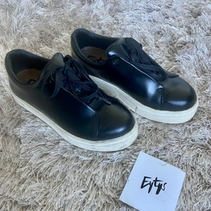 EYTYS DOJA SKINN SVART STL 38 - Eytys doja stl 38 i väldigt fint skick, använt ett par gånger men det är inte min stil.