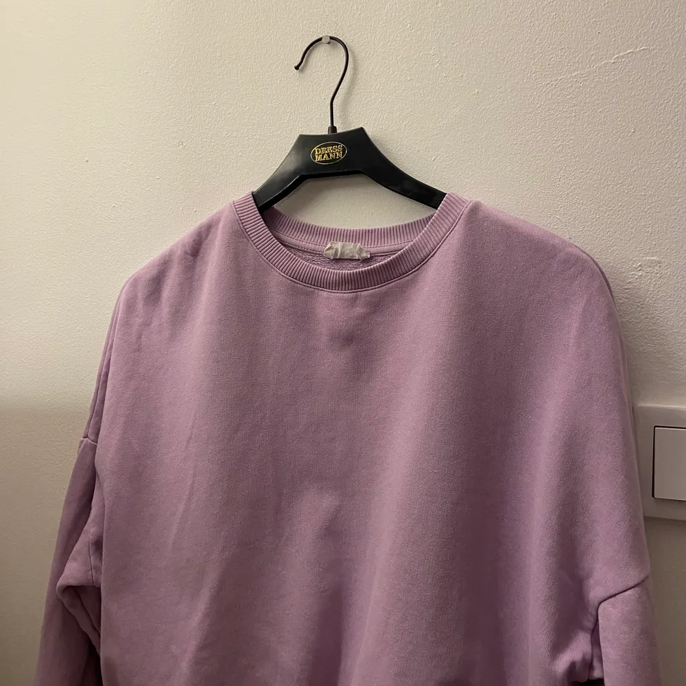 Fin lila sweatshirt i skönt material❣️. Tröjor & Koftor.