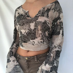 Beige mönstrad mesh topp - Underbar meshtopp med flare armar! Perfekt för dig som letar efter kläder med fairycore vibe! Passar till allt verkligen. Uppknuten på första bilden. Köpare står för 48kr frakt. Visas på en S. Högsta bud 140kr! Budgivning sker privat