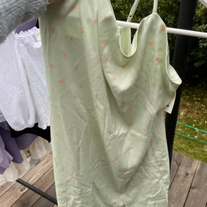 Klänning från Bikbok! - Oanvänd m prislapp, super fin!! 💚 En liten slits på den också!