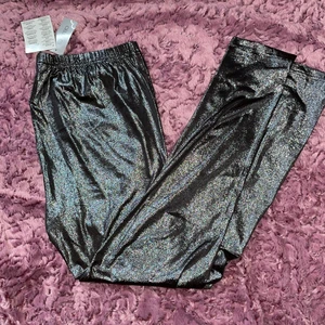 Metallic leggings - Mörkgrå/silvermetallic tights med hög midja från Cellbes. Helt oanvända pga de hann bli för stora innan jag fick tillfälle :// 💌fraktkostnaden är baserad på frimärken. Önskas postnords egna paket löser vi det. 🎈