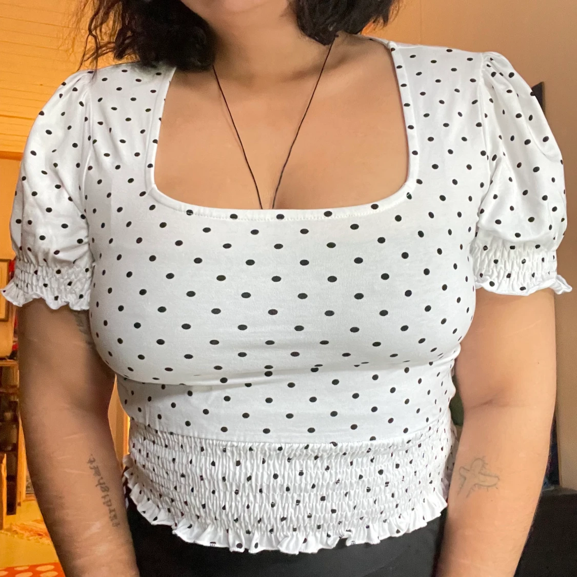 Prickig croptop med puffärm