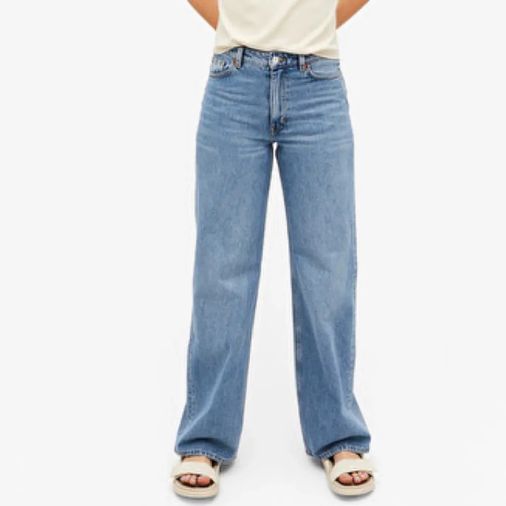 Säljer dessa yoko jeansen feån monki pga inte min stil längre, de sitter sjukt bra och är perfekta i längd för er som är 170 eller kortare (size 26 motsvarar 34/36). Jeans & Byxor.