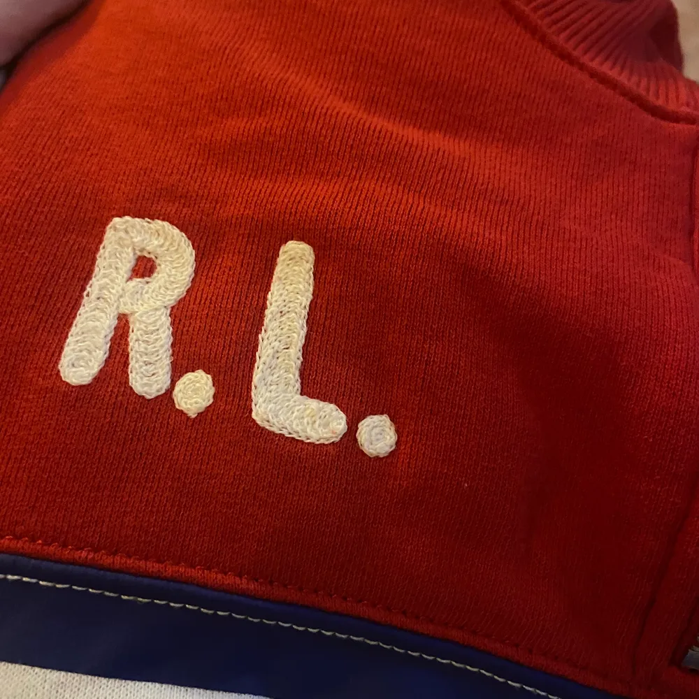 Säljer äkta Ralph lauren tröja i strl XL. Jag är i strl M men den sitter fint som tjocktröja. Köptes för 1200kr. Tröjor & Koftor.