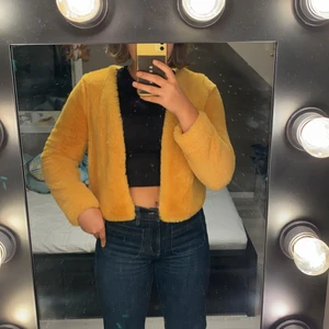 Gina tröja i gul fusk päls storlek xs - Aldrig använd 