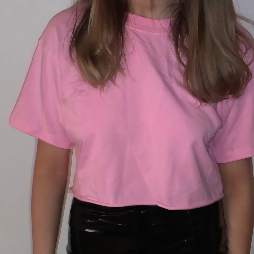 Säljer min croppade rosa tshirt från bikbok i storlek small. Använd en gång och säljes för 100kr eller bud + eventuell frakt 📦💗🌸. T-shirts.