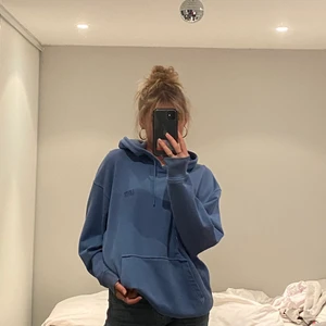 Levis hoodie - En jättefin ljusblå levis hoodie som inte kommer till användning. Funkar till både tjej och kille då den är i strl L! Frakten ingår i priset